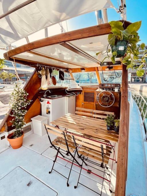 Отель Vintage Classic 70S Boat! Сан-Адриан-де-Бесос Экстерьер фото