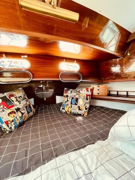 Отель Vintage Classic 70S Boat! Сан-Адриан-де-Бесос Экстерьер фото
