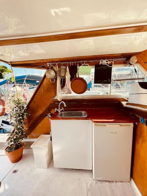 Отель Vintage Classic 70S Boat! Сан-Адриан-де-Бесос Экстерьер фото