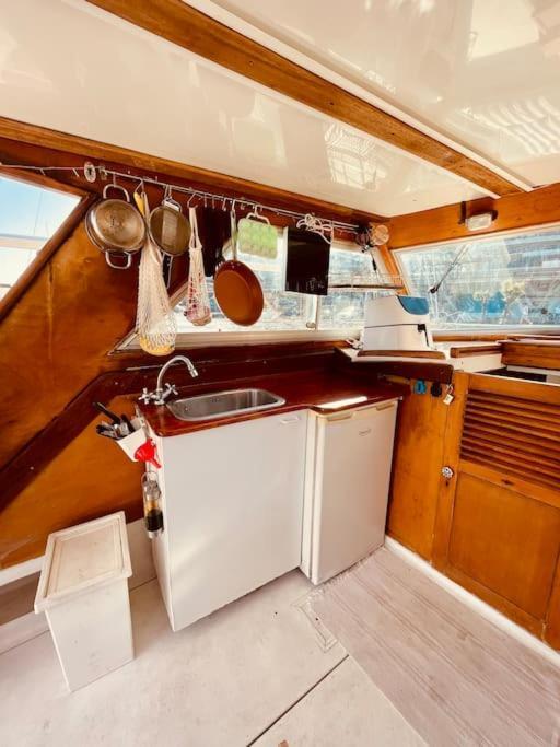 Отель Vintage Classic 70S Boat! Сан-Адриан-де-Бесос Экстерьер фото