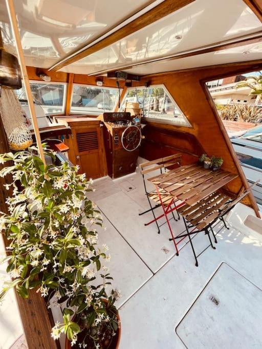 Отель Vintage Classic 70S Boat! Сан-Адриан-де-Бесос Экстерьер фото
