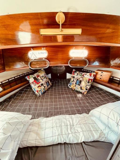 Отель Vintage Classic 70S Boat! Сан-Адриан-де-Бесос Экстерьер фото