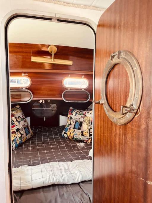 Отель Vintage Classic 70S Boat! Сан-Адриан-де-Бесос Экстерьер фото